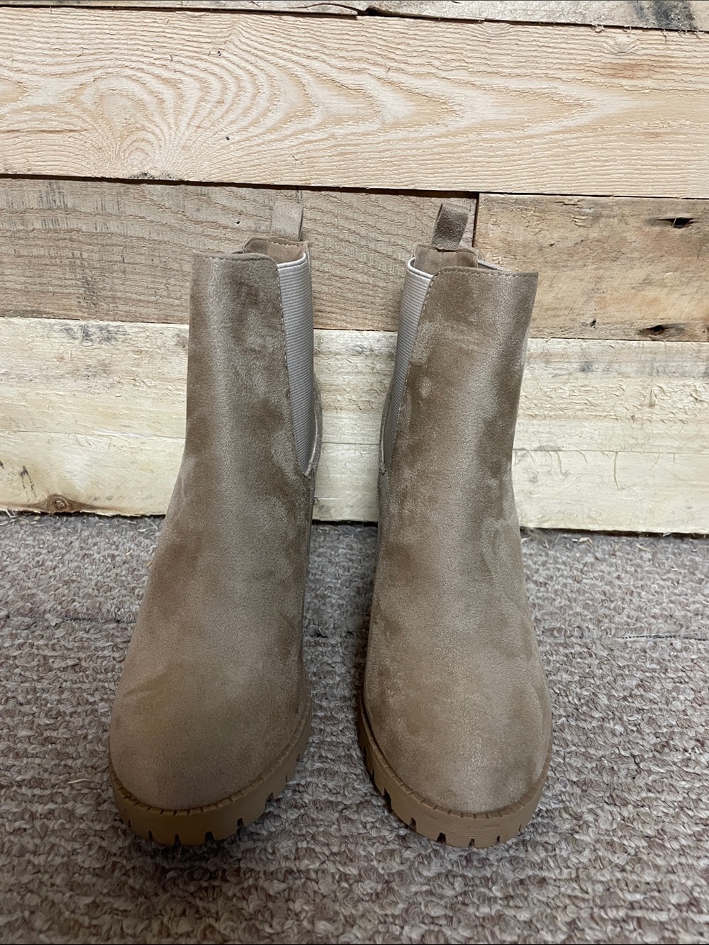 Soda size 9.5 Suede Chelsea Lug Booties in Taupe